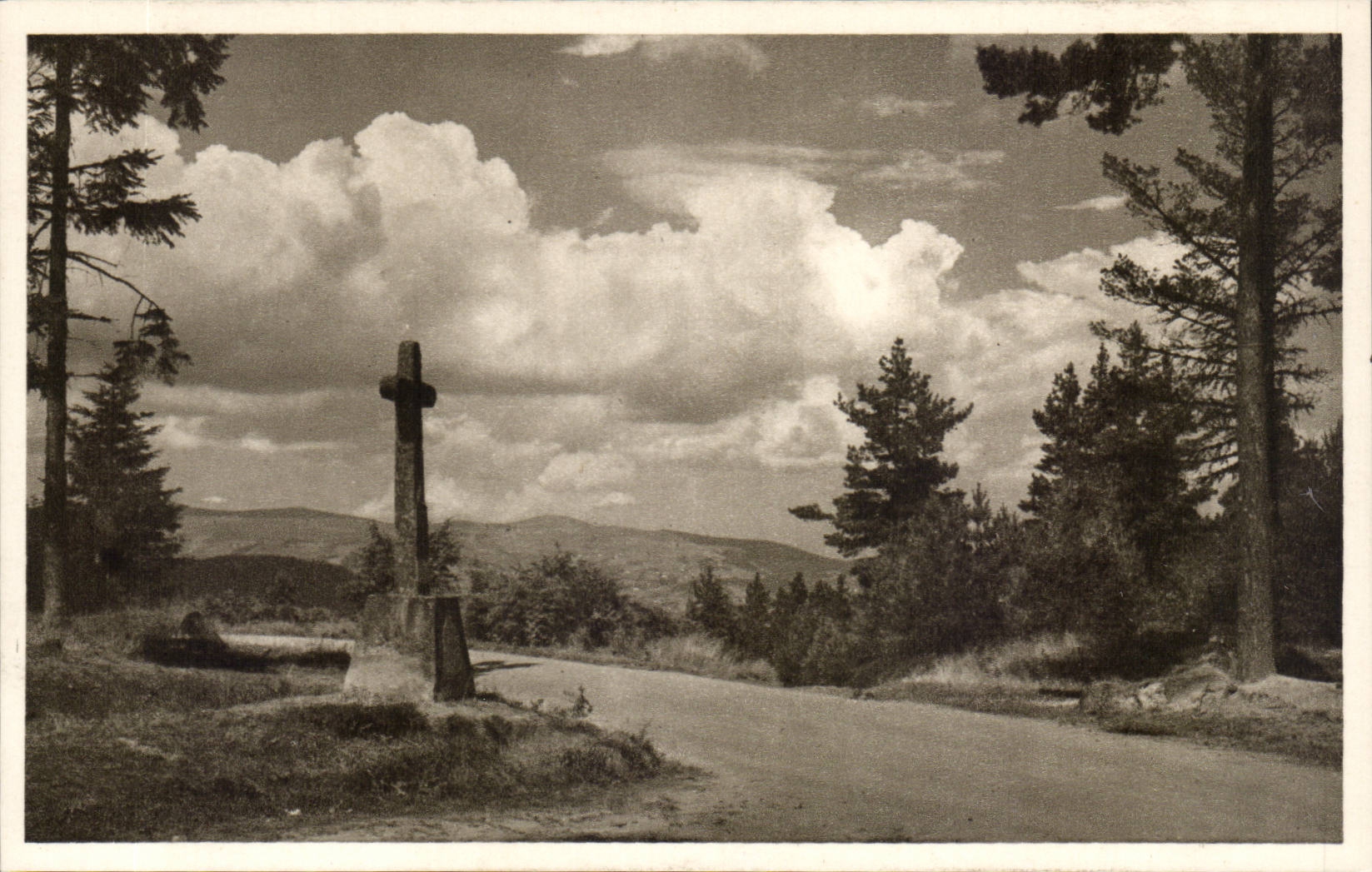 Croix de chemin — Sur la route du Linge (Haut-Rhin) — Héliographie Eugène Muller