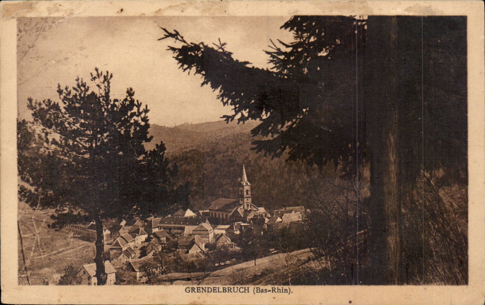 Grendelbruch (Bas-Rhin) — vue panoramique avec église — Félix Lübb, Strasbourg
