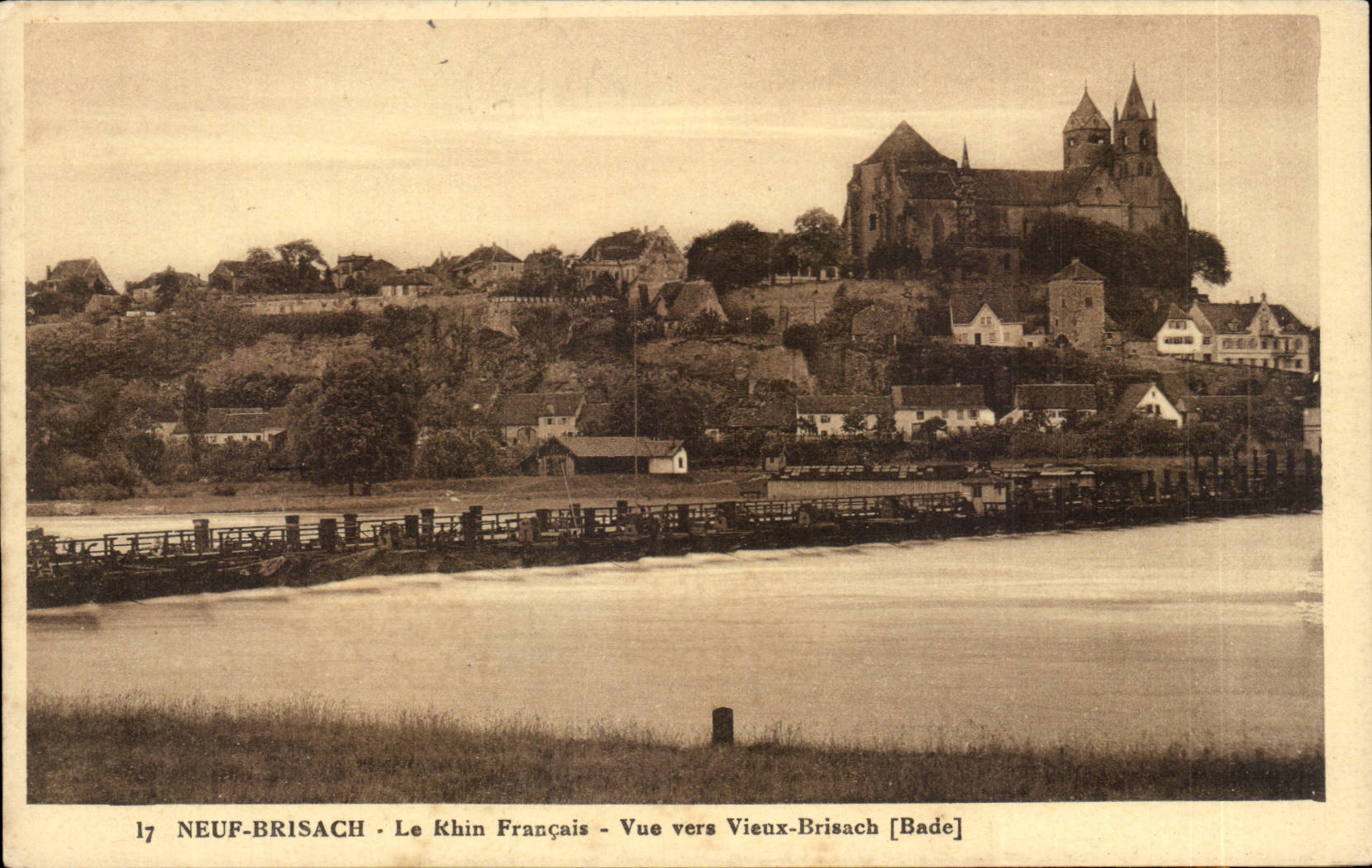 Neuf Brisach CPA Le Rhin francais Vue vers le vieux Brisach