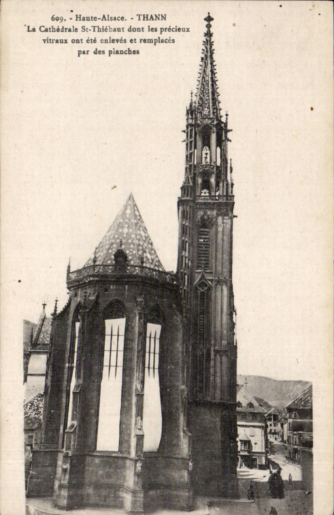 Thann - La Cathédrale Saint-Thiébaut dont les précieux vitraux ont été enlevés et remplacés par des planches