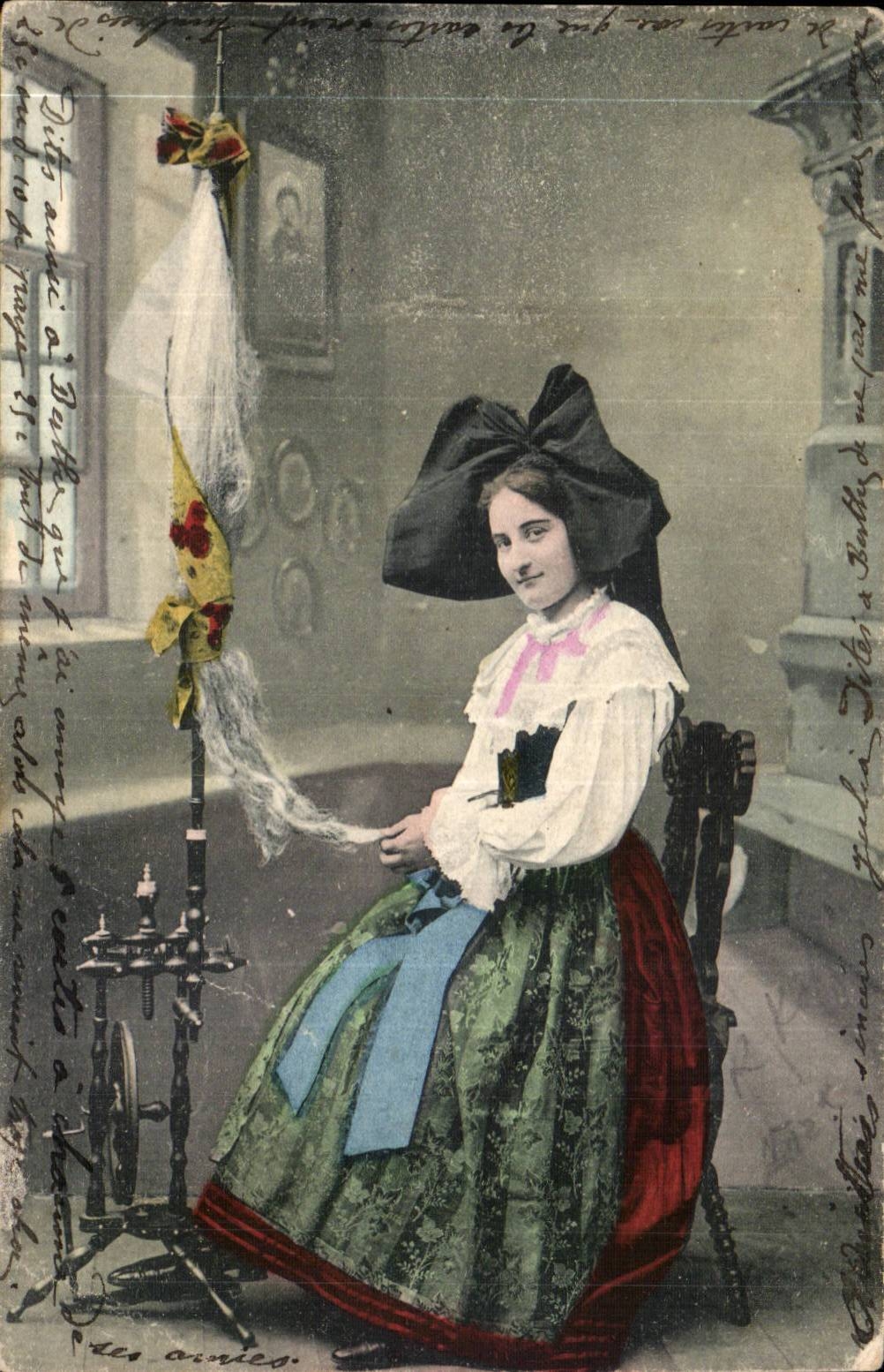 Femme en costume traditionnel — filant à la machine à filer — éditeur non identifié - Recto