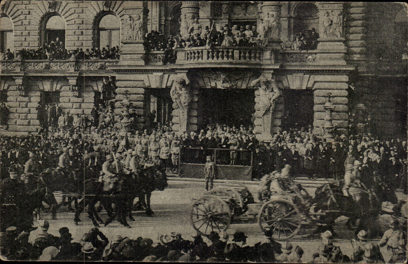 Le général Gouraud passant en revue les troupes françaises à Strasbourg — 22 novembre 1918 — Maison d'édition DART alsacien, Strasbourg, rue Gustave Doré