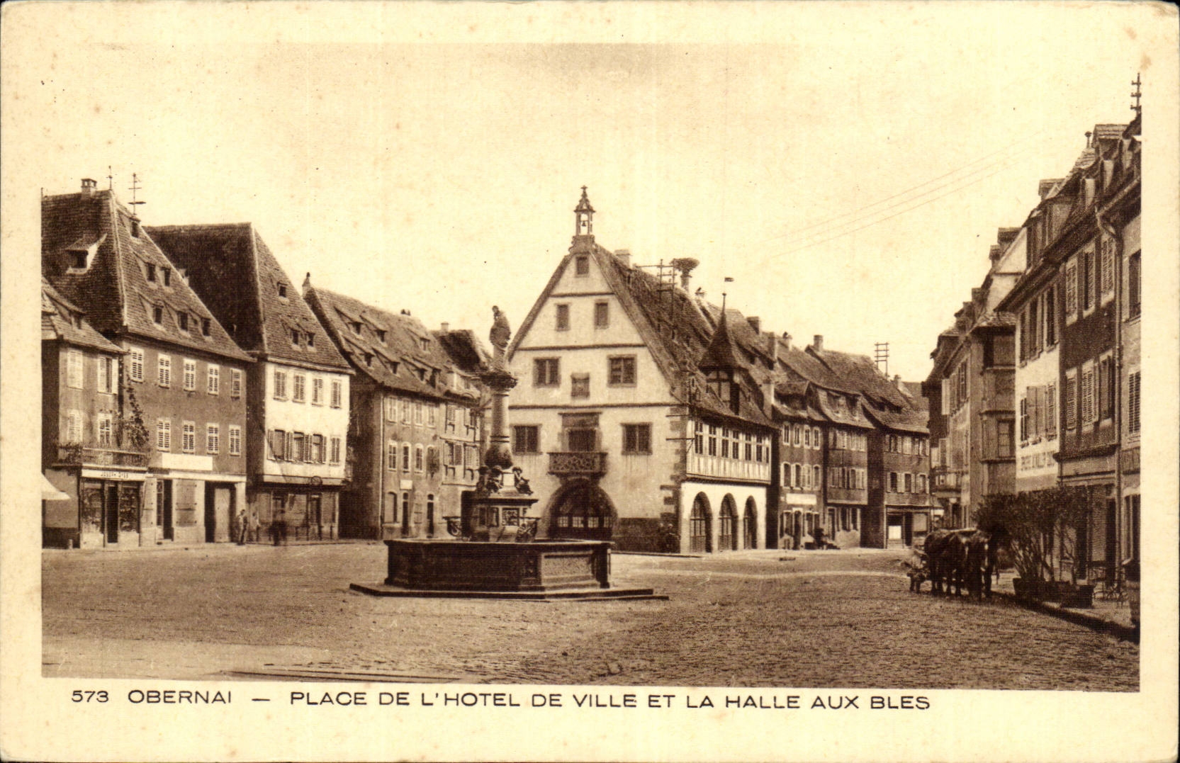 Obernai — Place de l'Hôtel de Ville und die Halle aux Blés