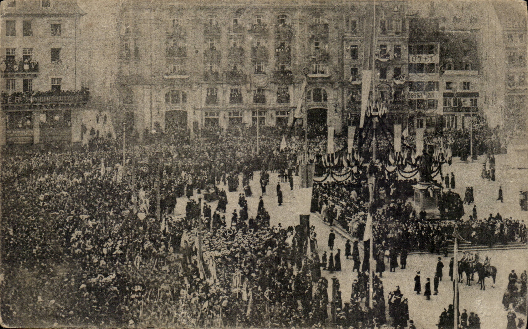 Place Kleber, Strasbourg — entrée des troupes françaises — Maison d'édition d'Art alsacien Strasbourg, rue Enlèvée Porte