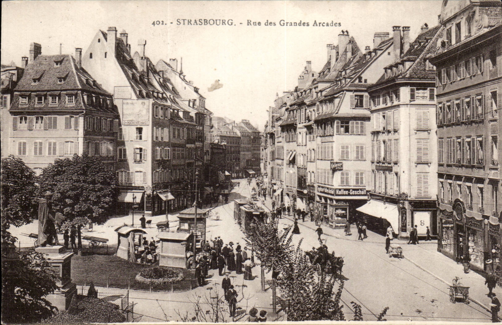 Strasbourg - Rue des Grandes Arcades — vue de la place avec statue et commerces — éditeur Oh. Berderet, n° 402