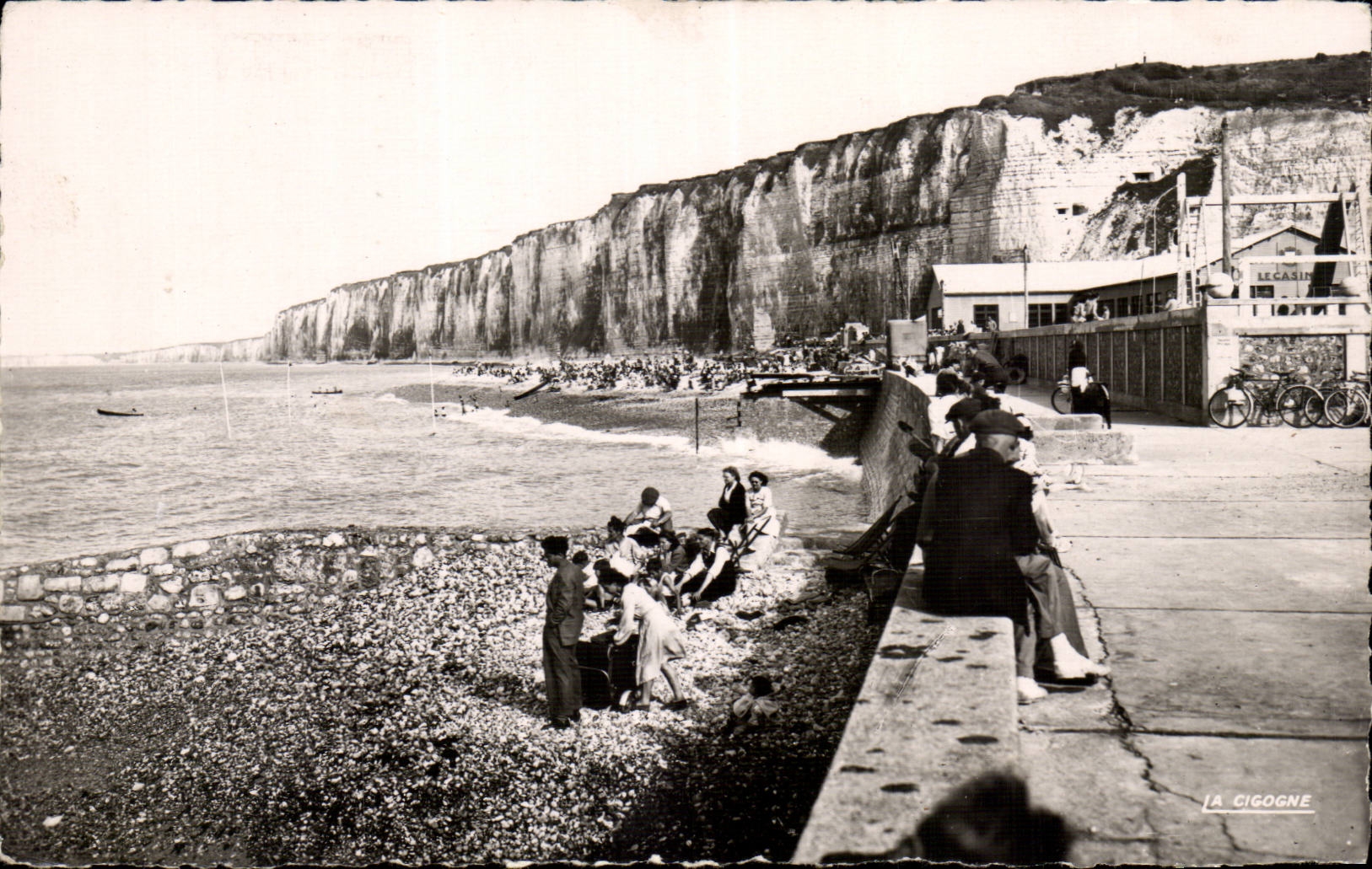 Saint Valery en Caux - La Plage et falaises d'amont CPA 