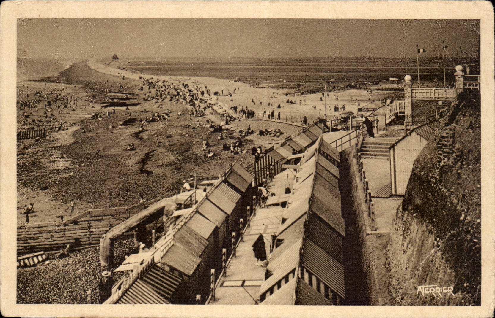 Ault Onival - Les Cabines a la Plage - Edition Heliogravure d'Art - Le Treport - Eu - Mers CPA 