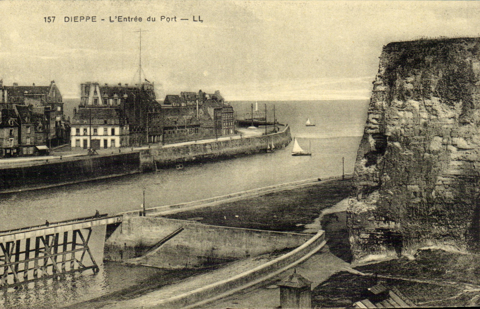 Dieppe - L'Entree du Port - CPA 