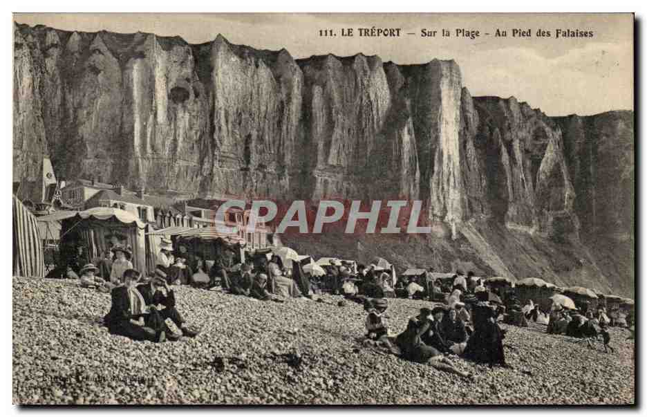 Le Treport - Sur la Plage - Au pied des Falaises - CPA 