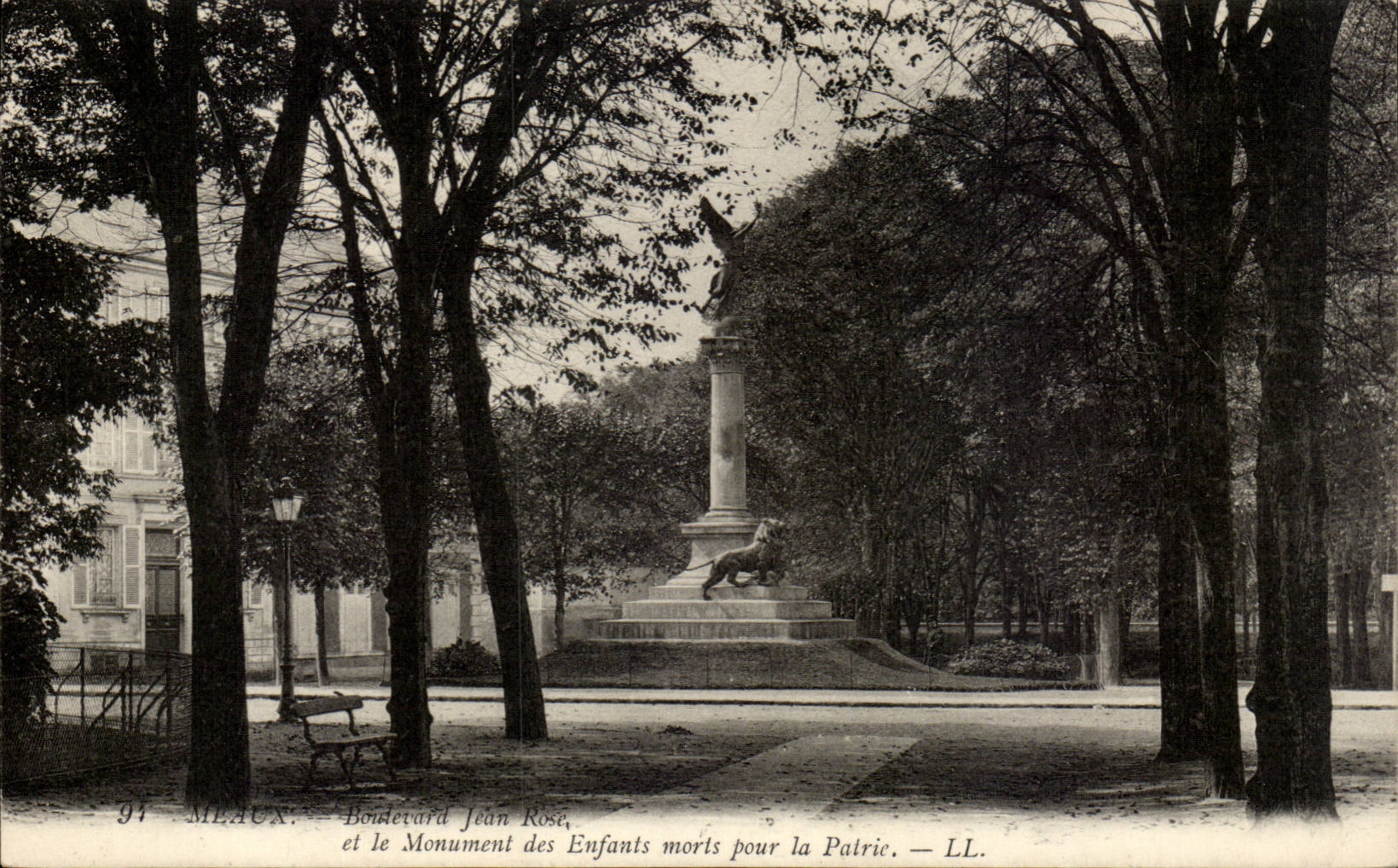 Meaux — Boulevard Jean Rose et le Monument des Enfants morts pour la Patrie — LL.