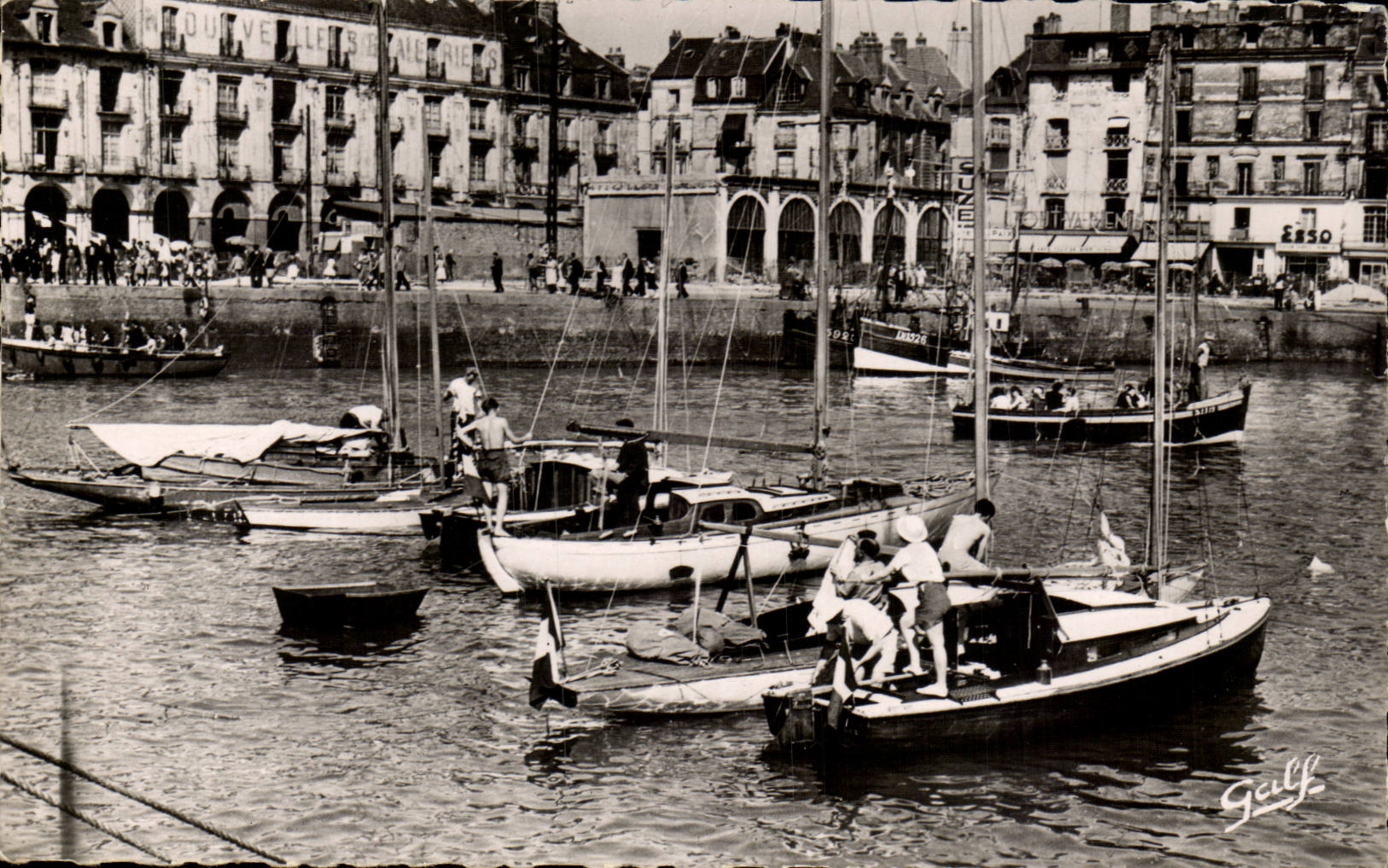 Dieppe - Bateaux de Peche devant la Poissonnerie CPA 