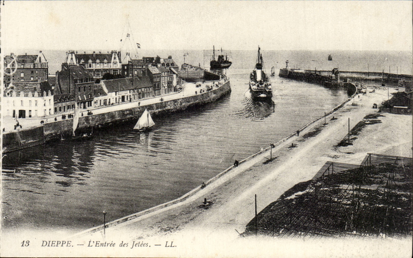 Dieppe - L'Entree des Jetees - CPA 