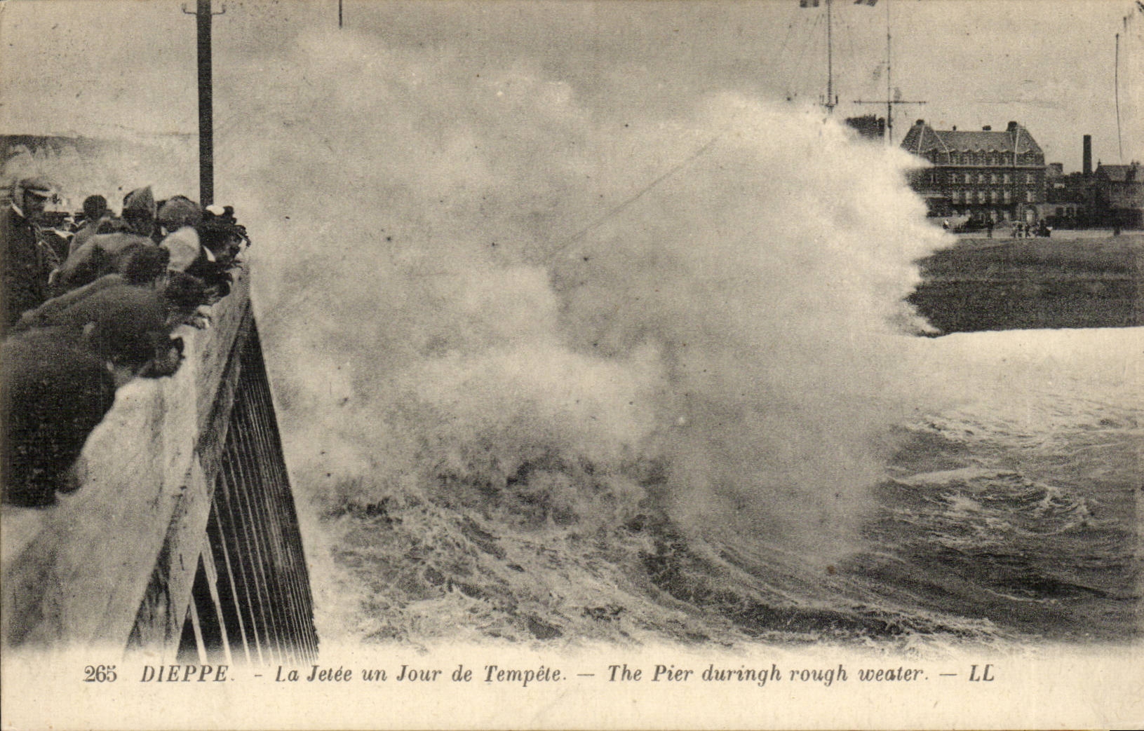 Dieppe - La Jetee un jour de Tempete - CPA 
