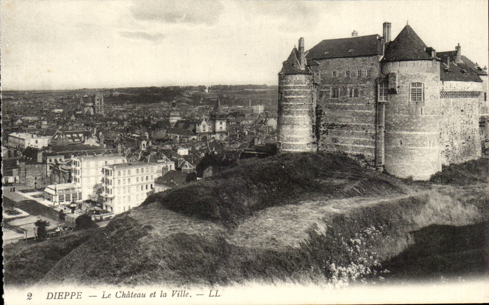 Dieppe - Le Chateau et la Ville - CPA 