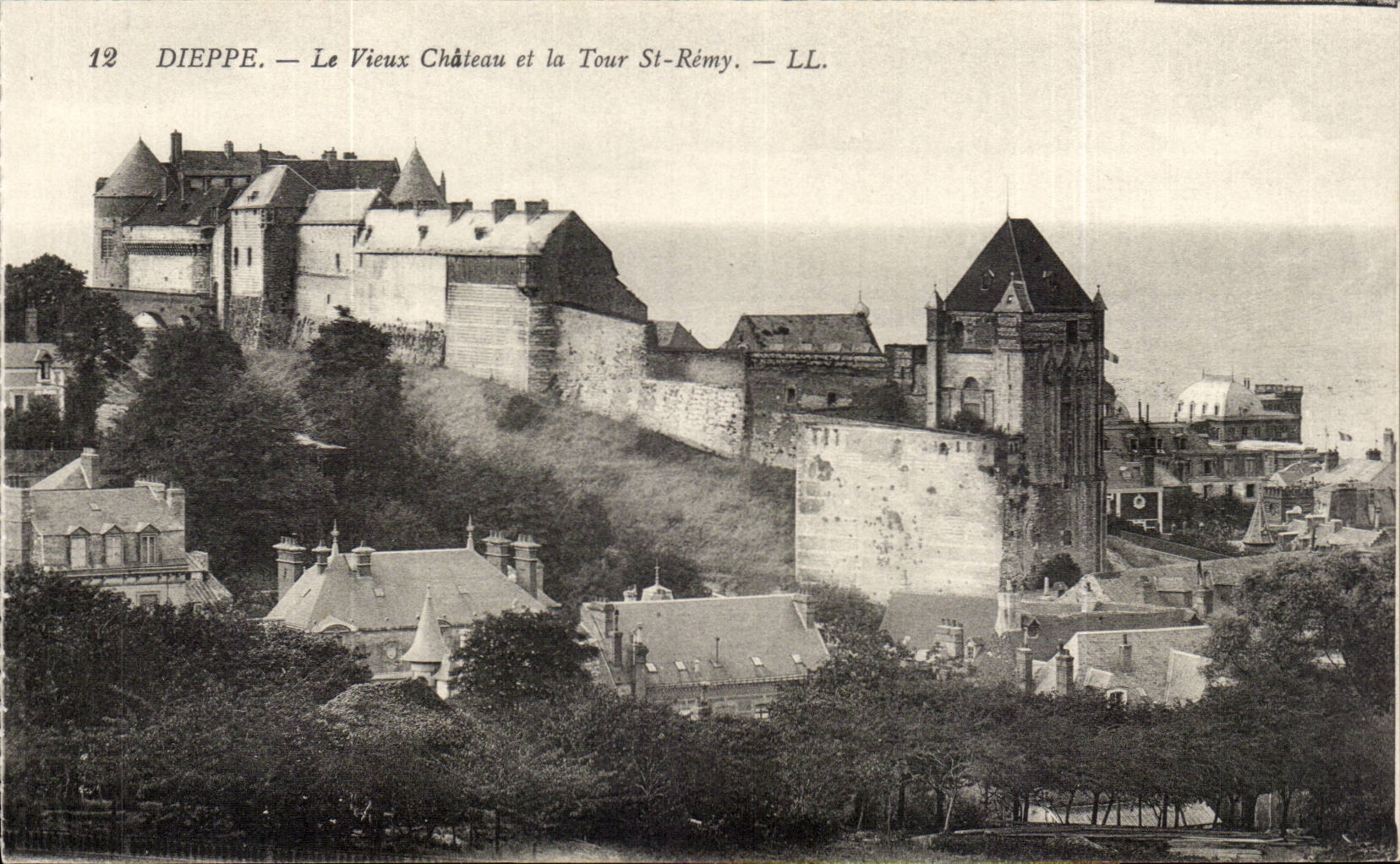 Dieppe - Le Vieux Chateau et la Tour St Remy - CPA 