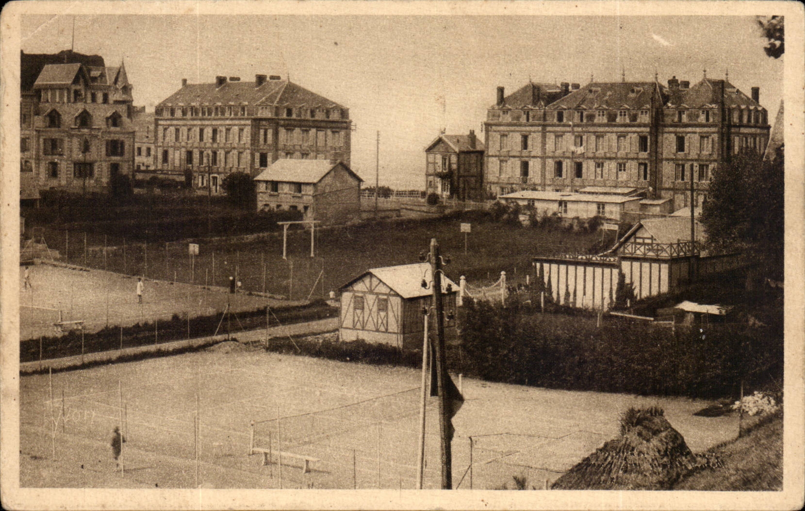 Veulettes - Les Tennis et le Grand Hotel - CPA 
