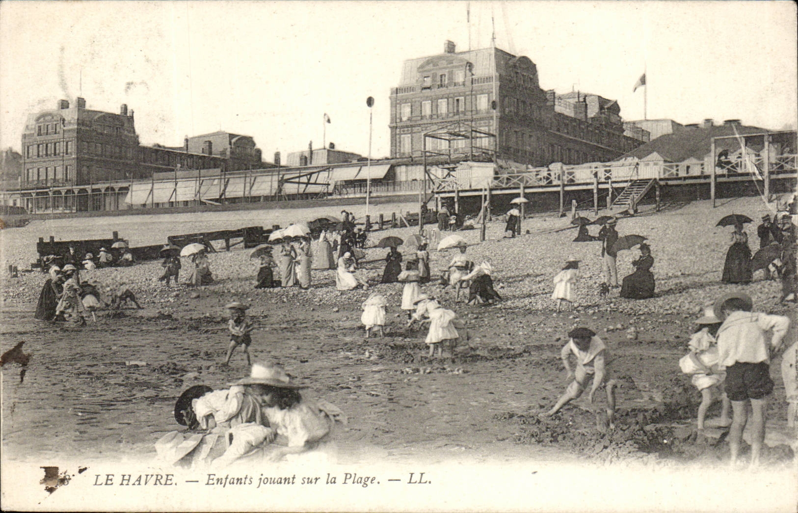 Le Havre - Enfants jouant sur la Plage - CPA 