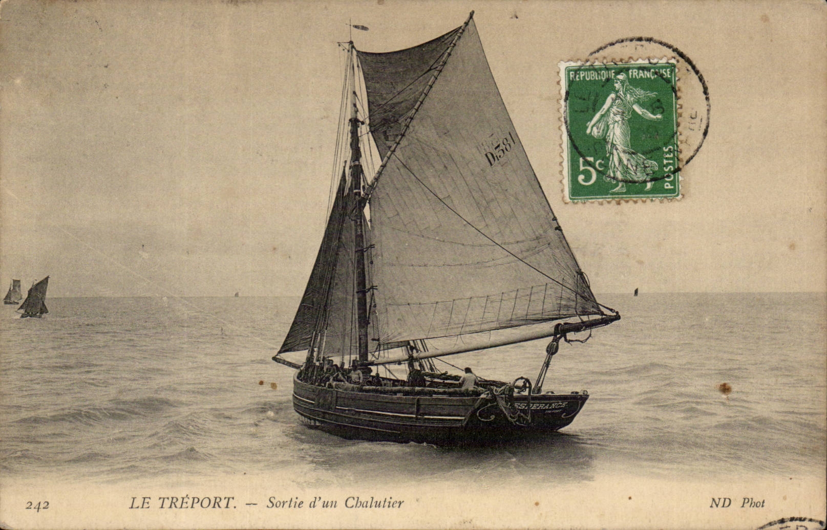 Le Tréport — Salida de un barco de arrastre — ND Phot