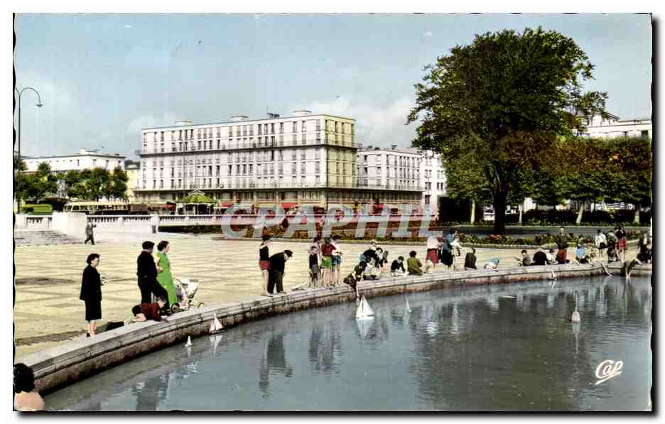 Le Treport - Bassin et Place de l'Hotel de Ville - CPA 