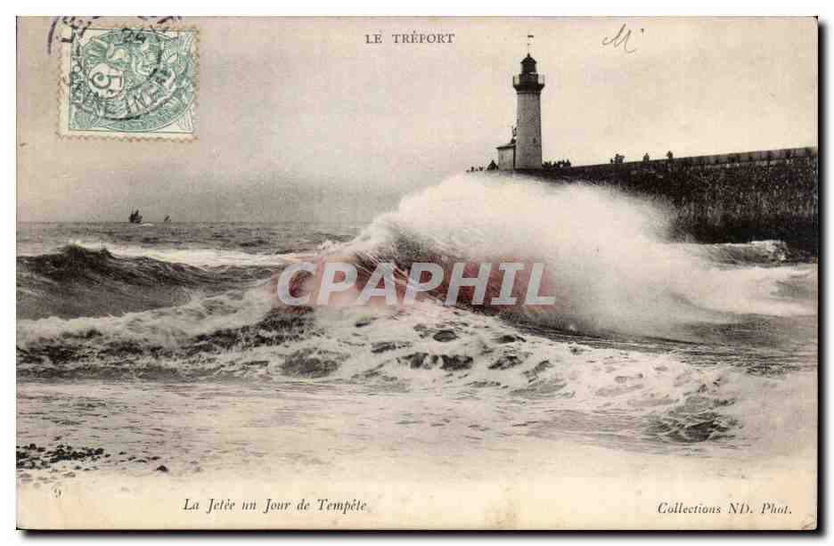 Le Treport - La Jetee un jour de tempete - phare - lighthouse - CPA 