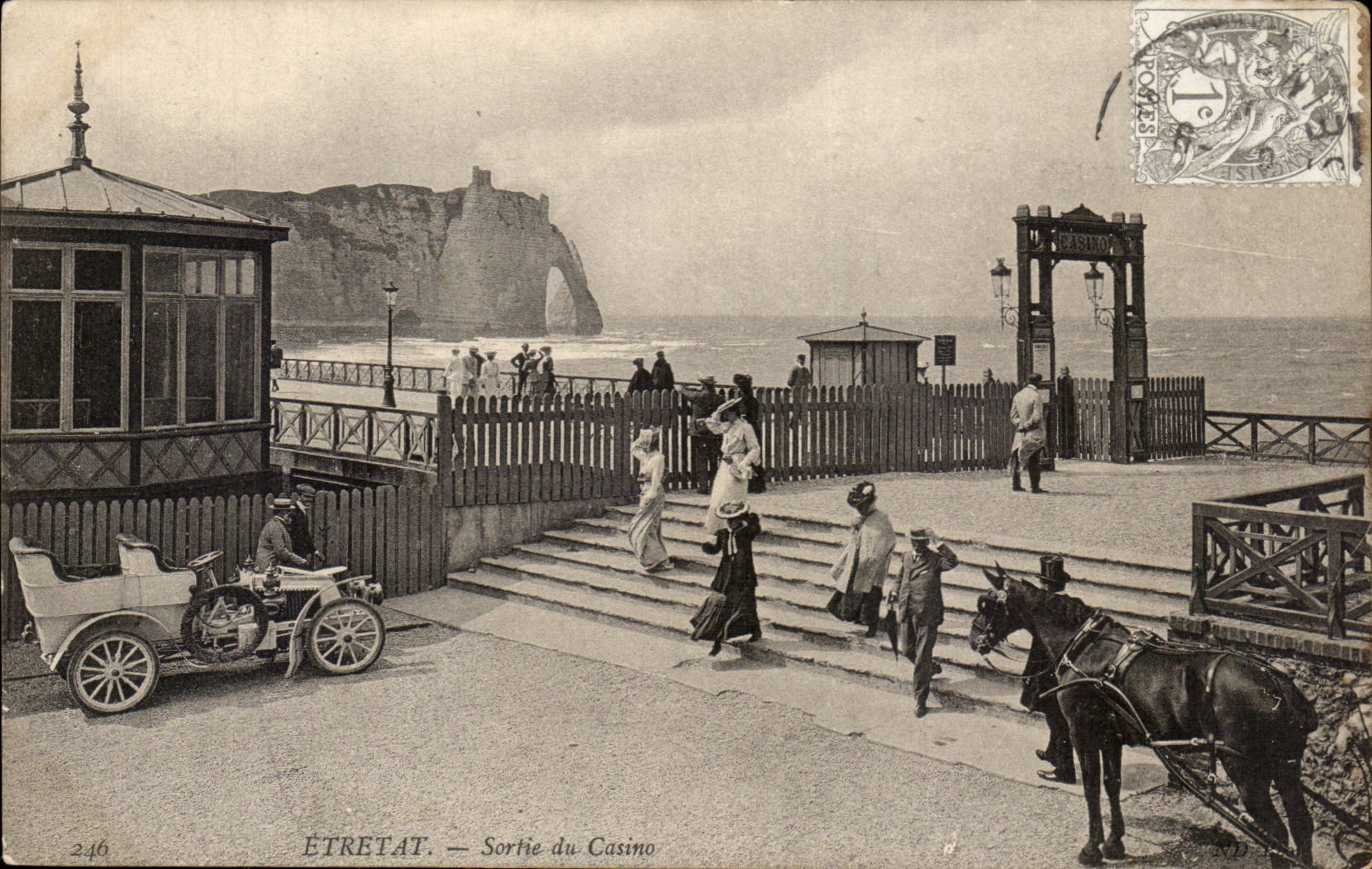 Etretat - Sortie du Casino - CPA Automobile