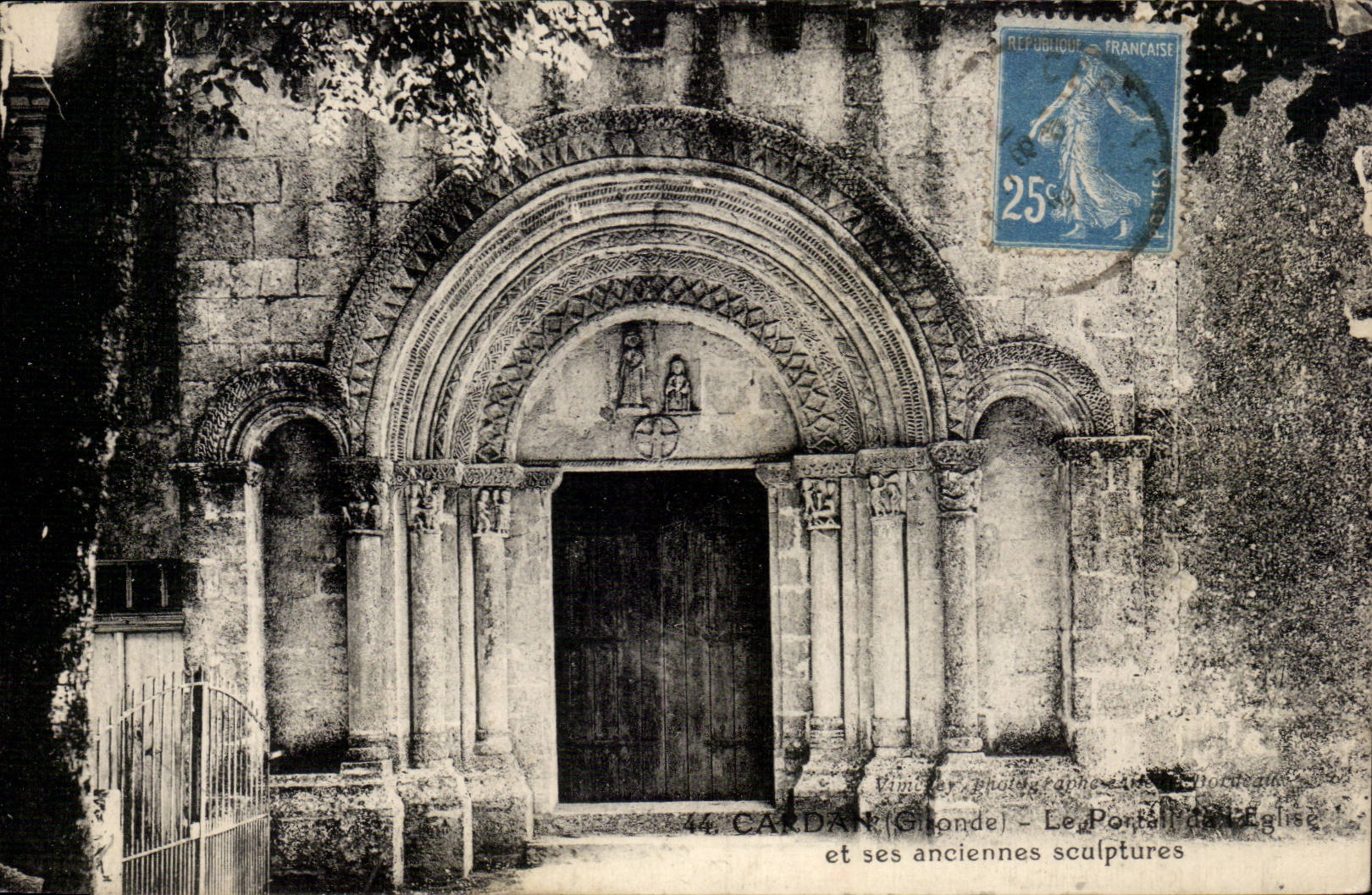 Carda (Gironde) — Le Portail de l'Église et ses anciennes sculptures — Vincier Photographe, Bordeaux