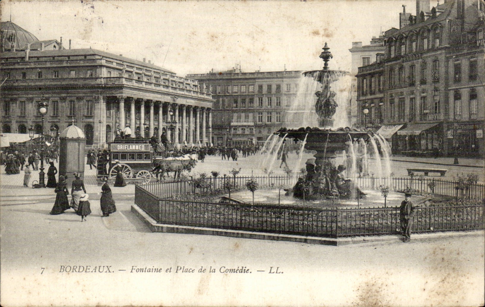 Bordeaux — Fontaine et Place de la Comédie — LL.