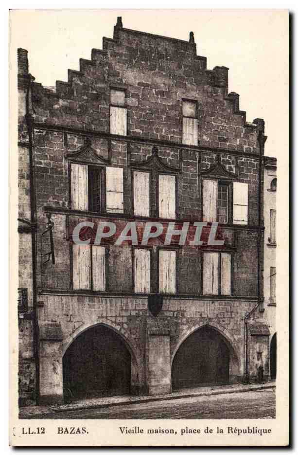 Bazas CPA Vieille maison Place de la republique