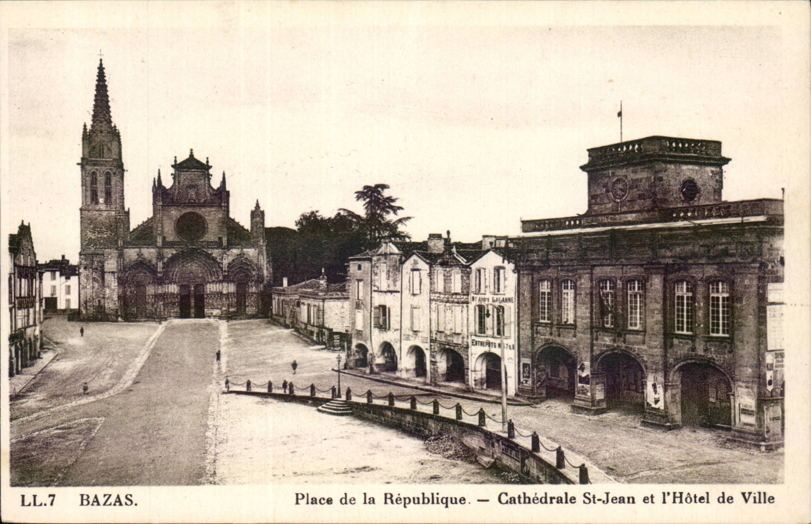 Bazas CPA Place de la republique CAthedrale St Jean et Hotel de ville