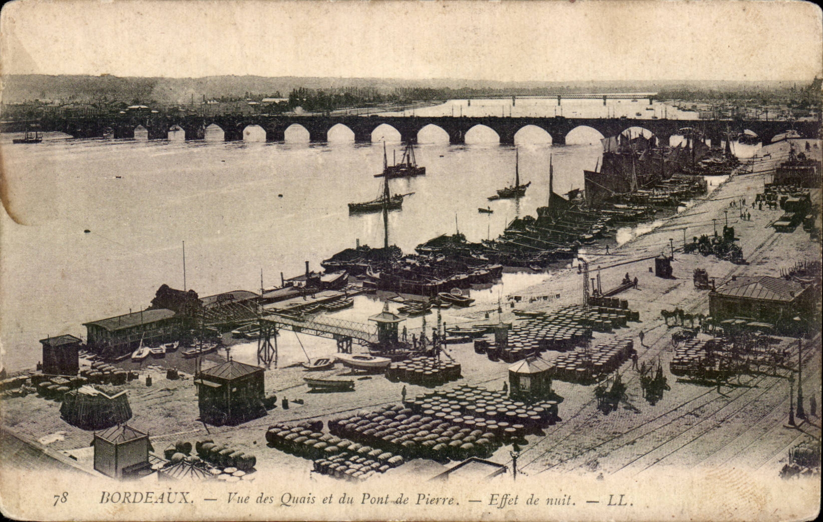Bordeaux CPA Vue des quais et du pont de pierre Effet de nuit