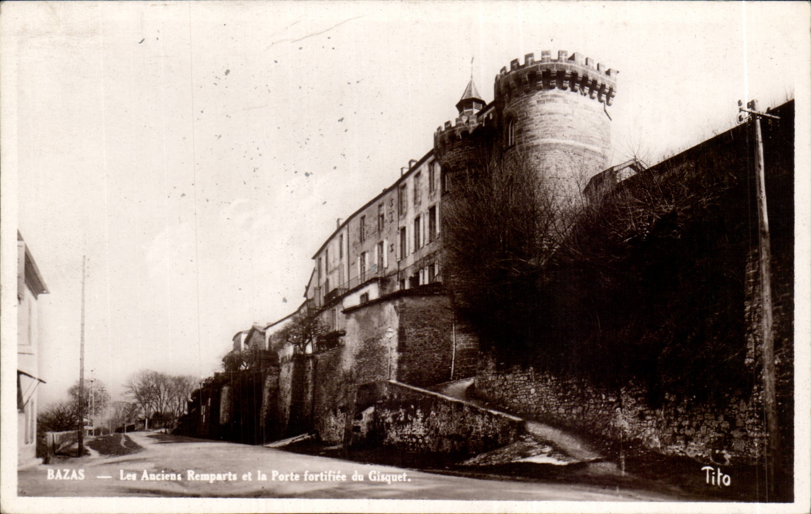 Bazas CPA Les anciens remparts et la porte fortifiee du Gisquet