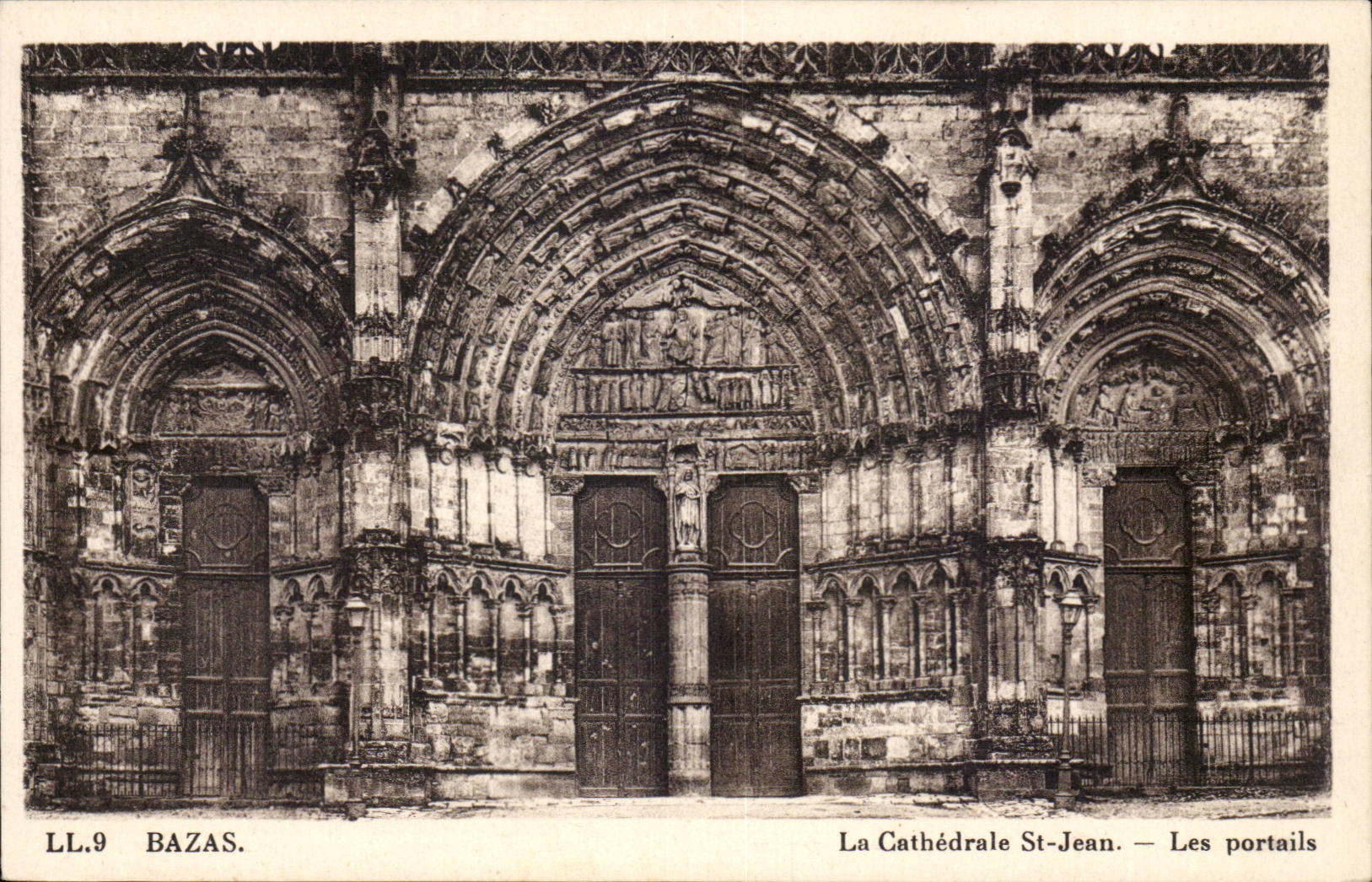 CPA Bazas La cathedrale St Jean Les portails