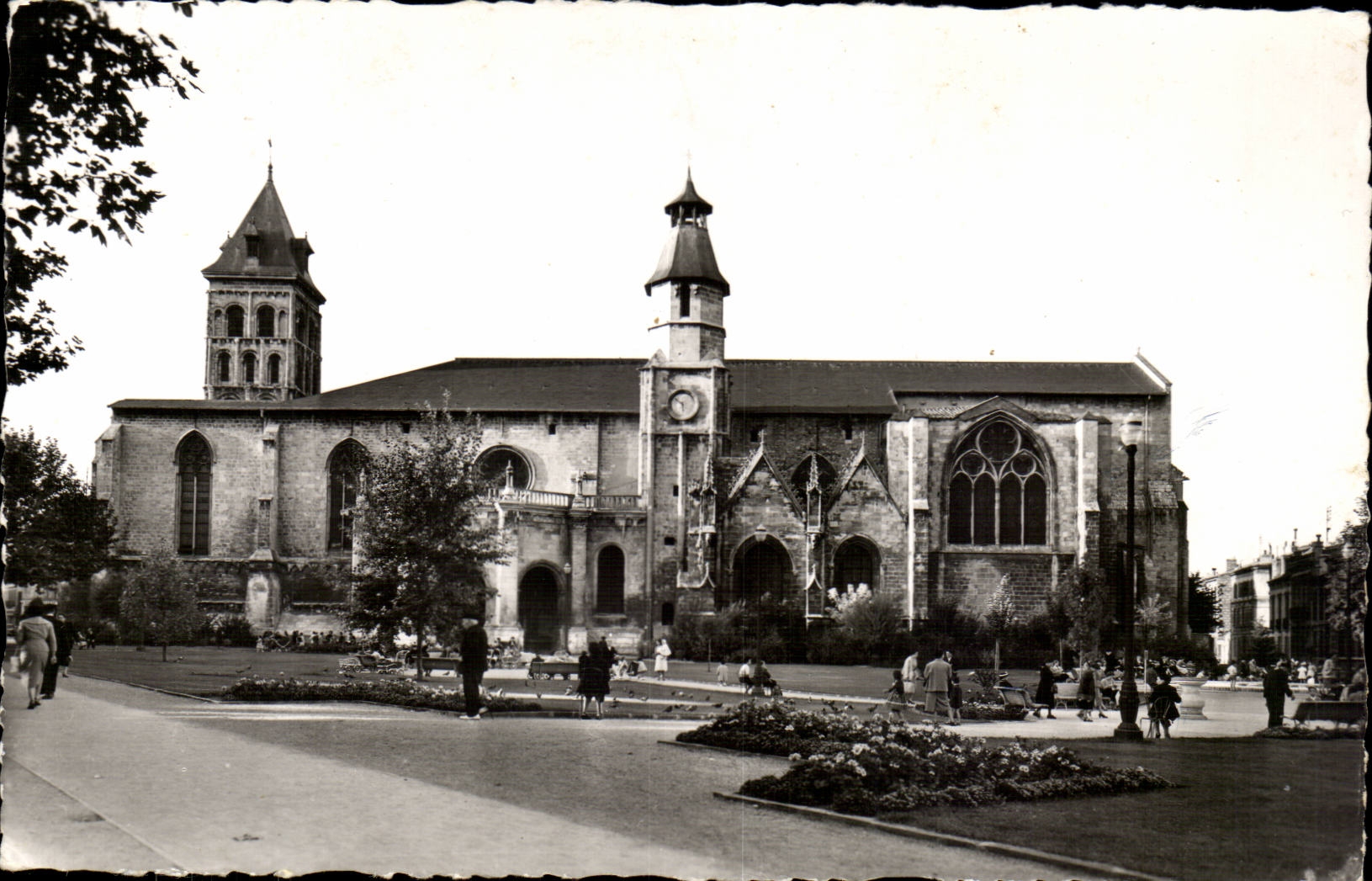 CPSM Bordeaux La basilique Saint Seurin et les jardins