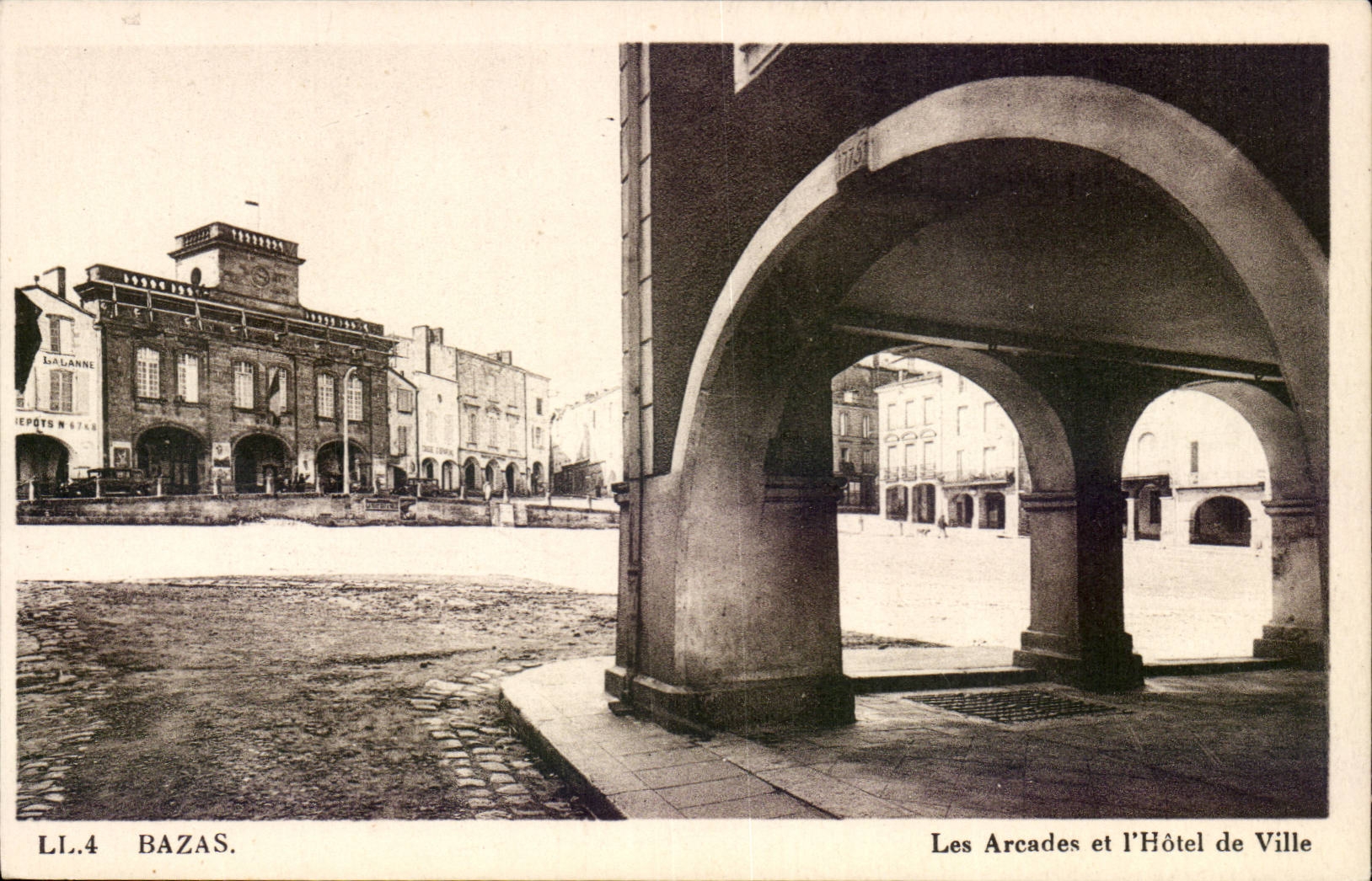 CPA Bazas Les arcades de l'hotel de ville