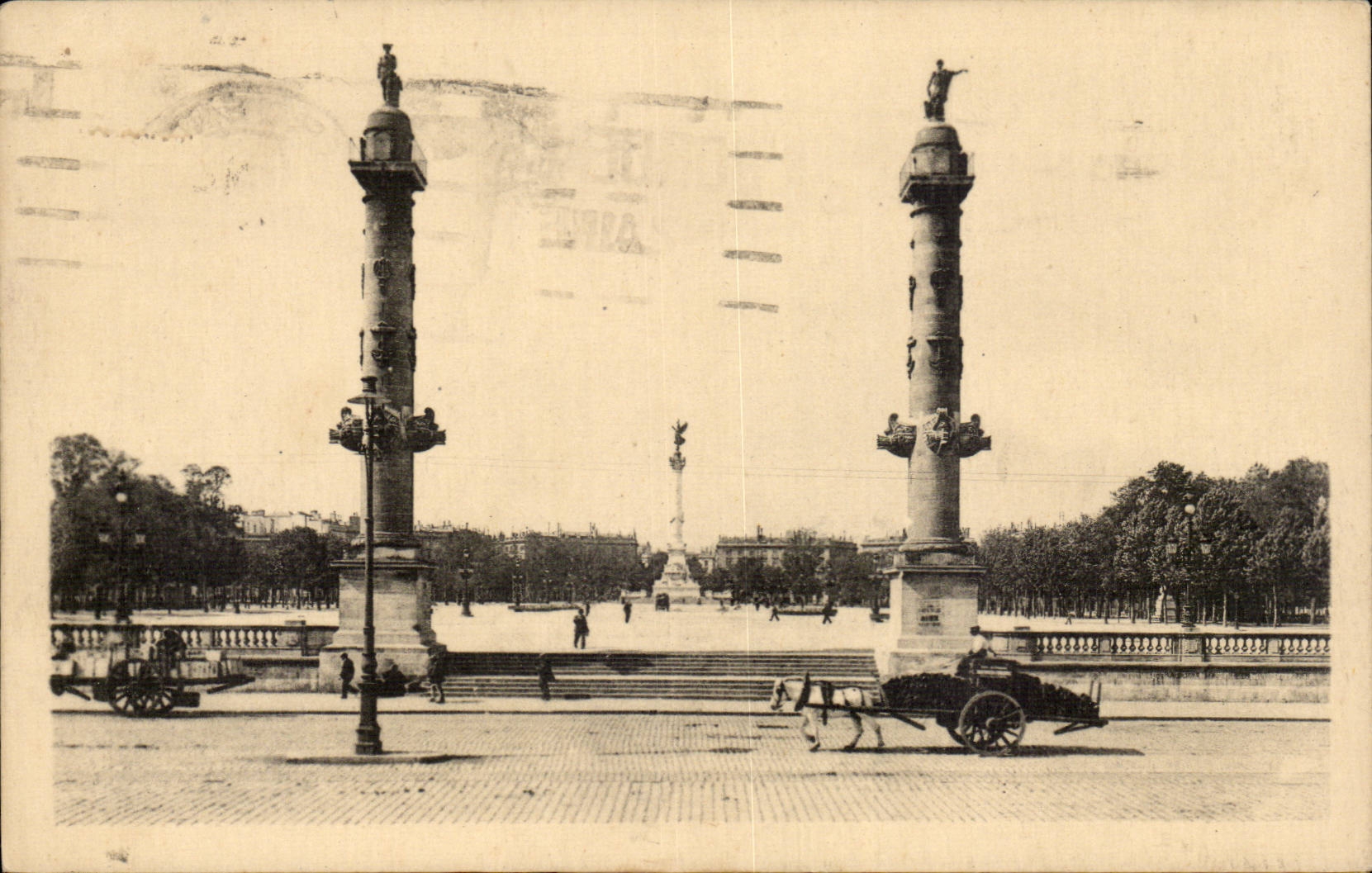 Place de la Concorde — colonnes et place de la Concorde — éditeur inconnu, n° de série non visible