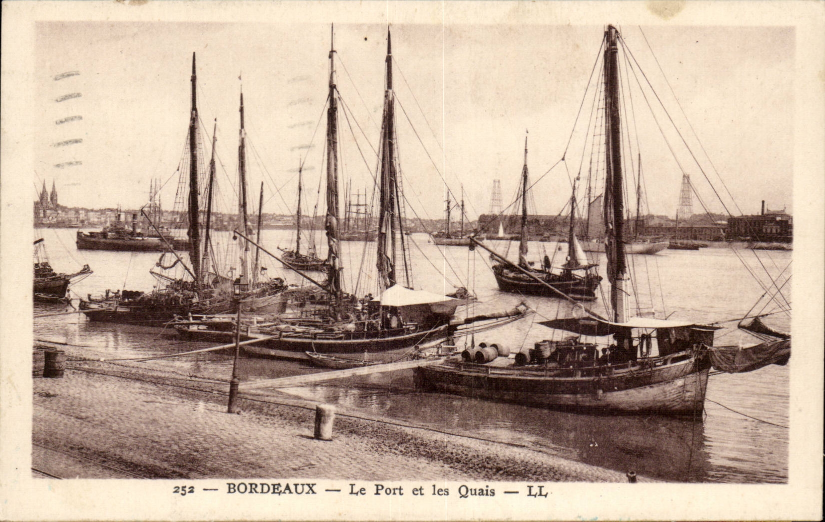 Bordeaux — Le Port et les Quais — LL. n°252