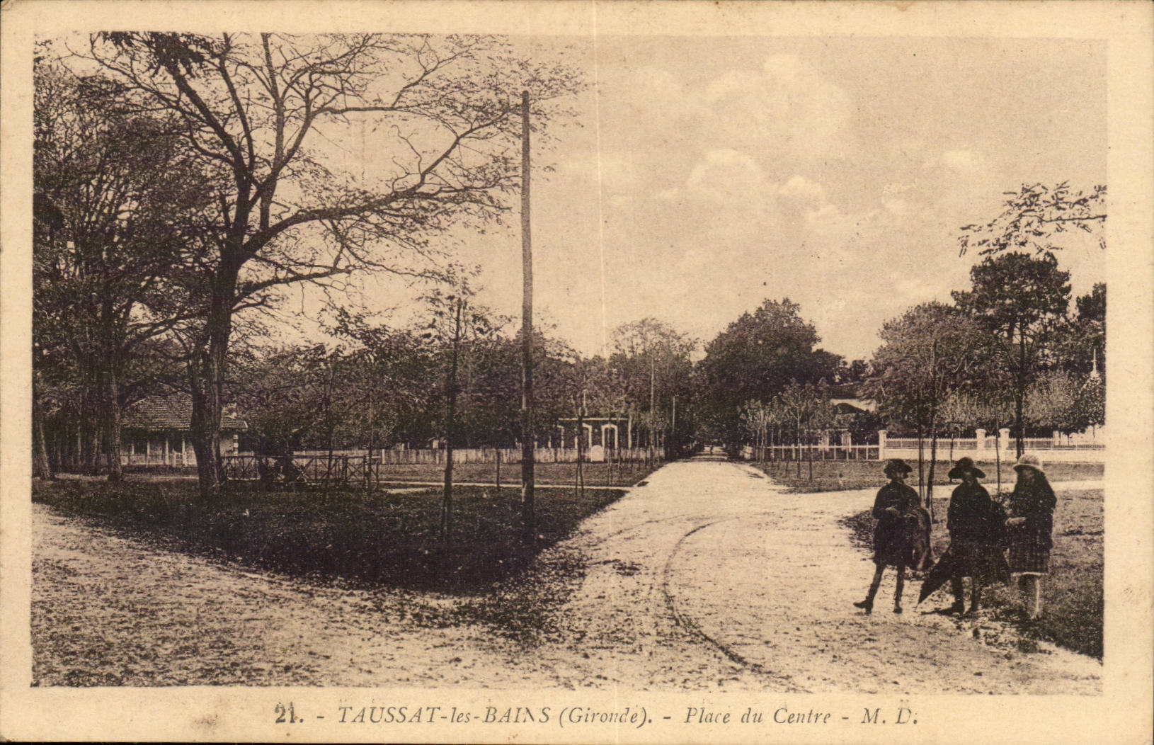 Taussat-les-Bains (Gironde) — Place du Centre — M. D.