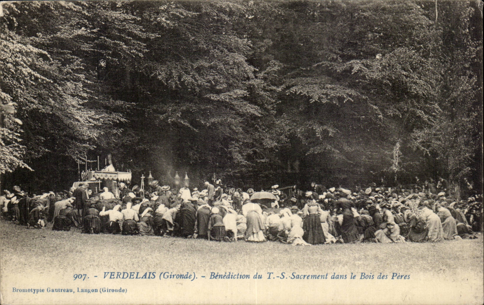 Verdelais CPA Banediction du TS sacrement dans le bois des Peres