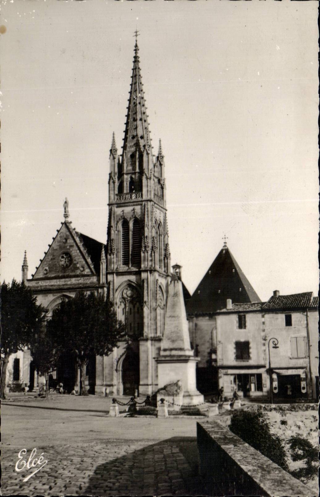 Cadillac sur Garonne CPM Son eglise et son monument aux morts