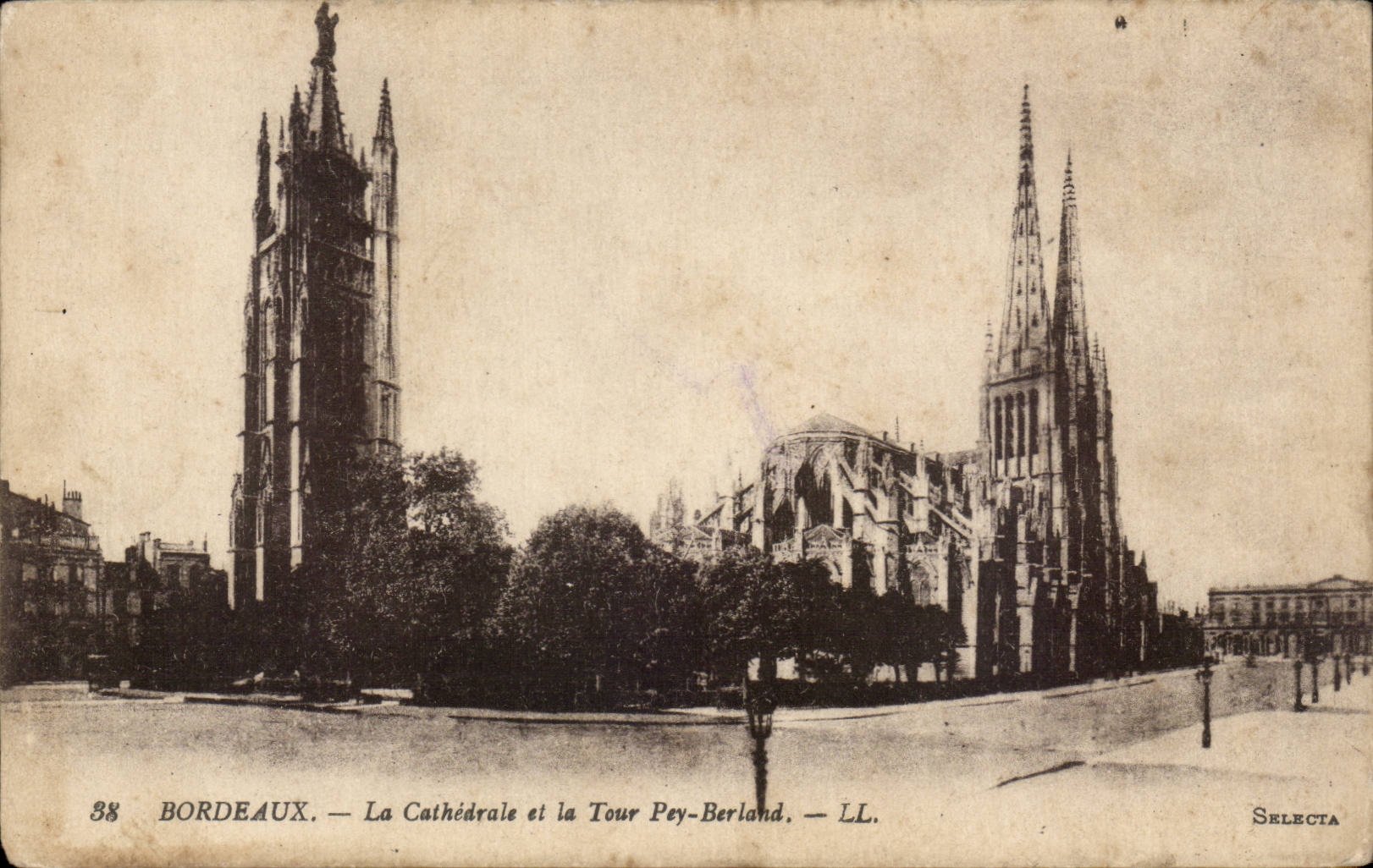 Bordeaux — La Cathédrale et la Tour Pey-Berland — LL. — Selecta