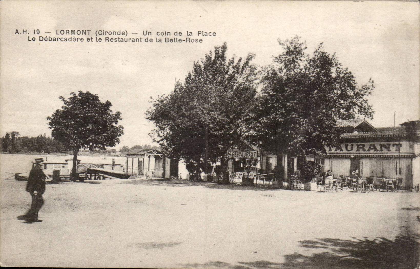 Lormont (Gironde) — Un coin de la Place, Le Débarcadère et le Restaurant de la Belle-Rose — A.H. 19