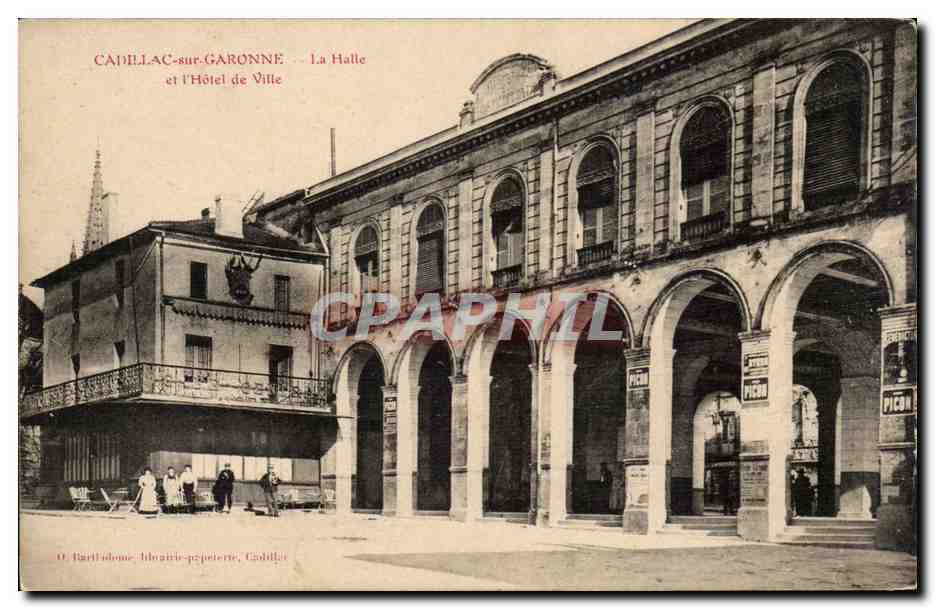 CPA Cadillac sur Garonne La halle et l'Hotel de ville