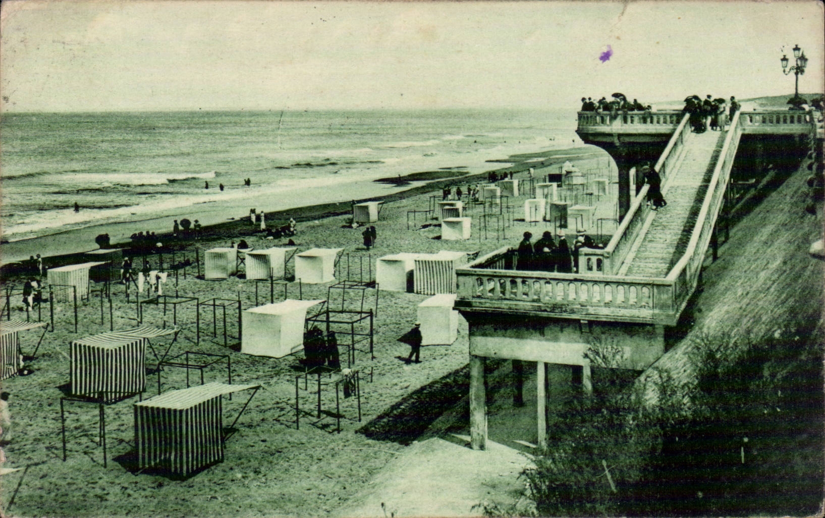 CPA Soulac sur mer Le ponton et la plage