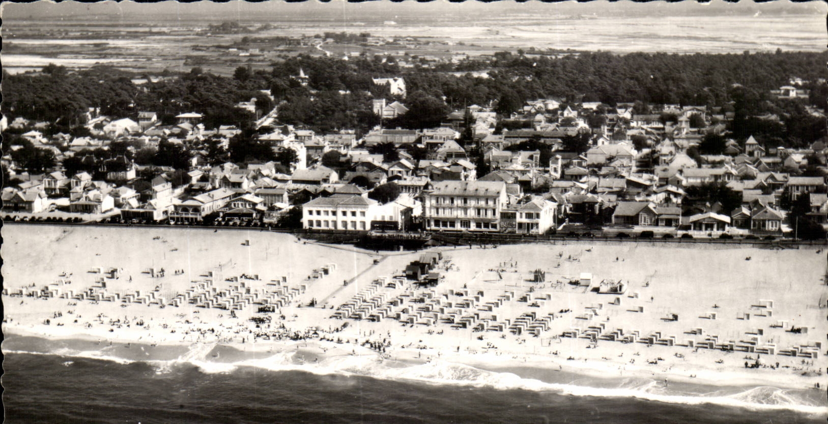 Soulac sur Mer CPM Vue generale sur la ville et la plage