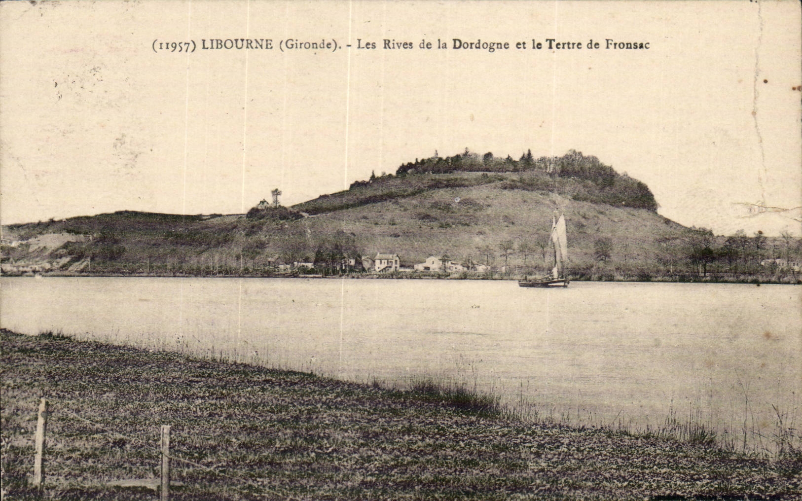 CPM Libourne Les rives de la Dordogne et le tertre de FRonsac