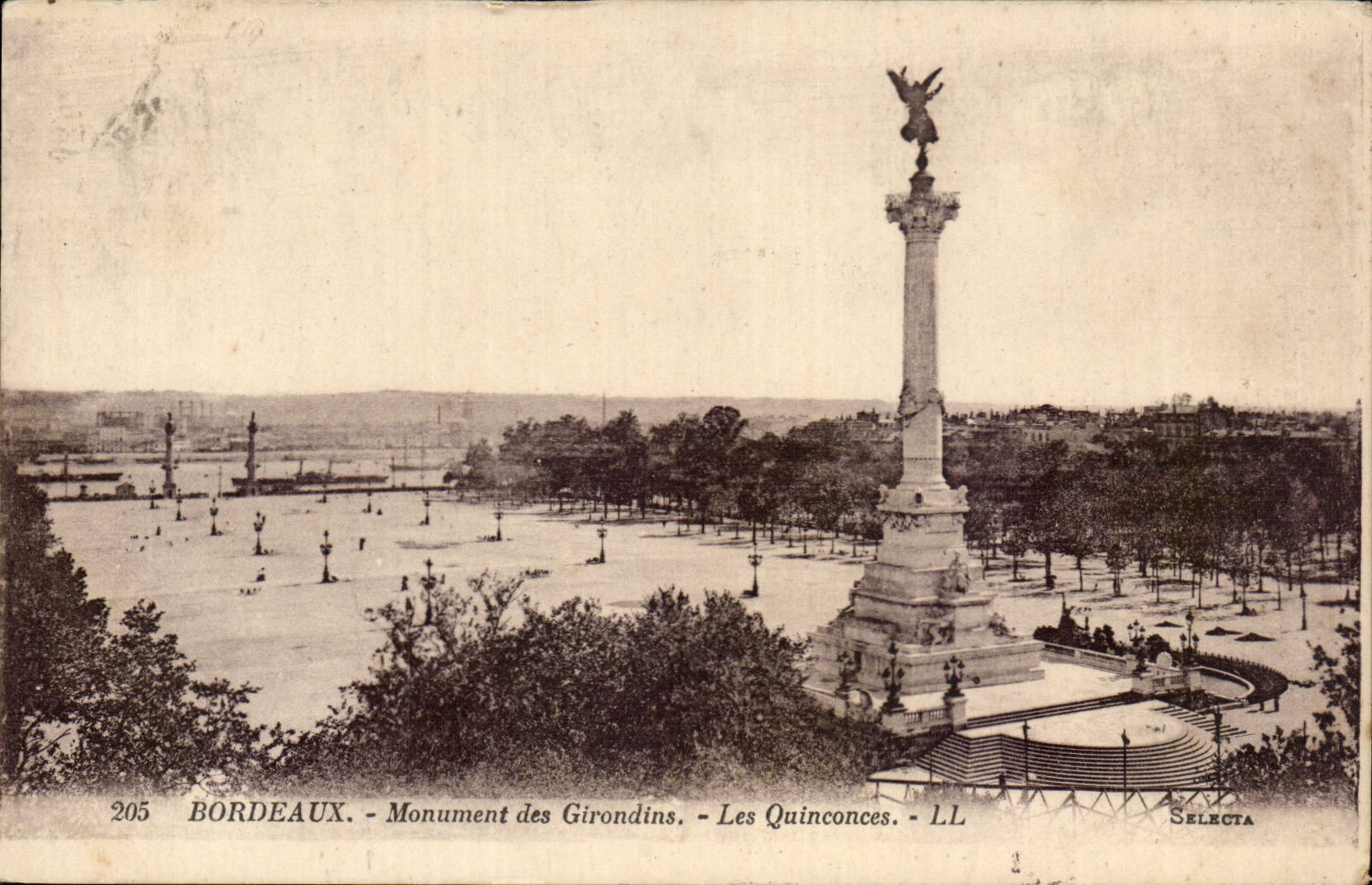 CPA Bordeaux Monument des Girondins les Quinconces