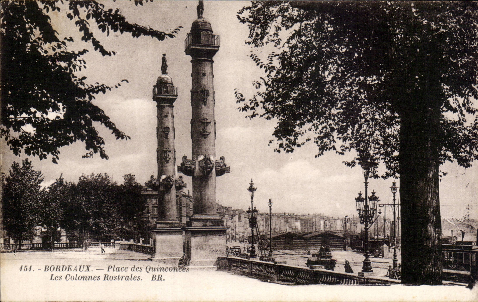 CPA Bordeaux Place des Quinconces Les colonnes rostrales
