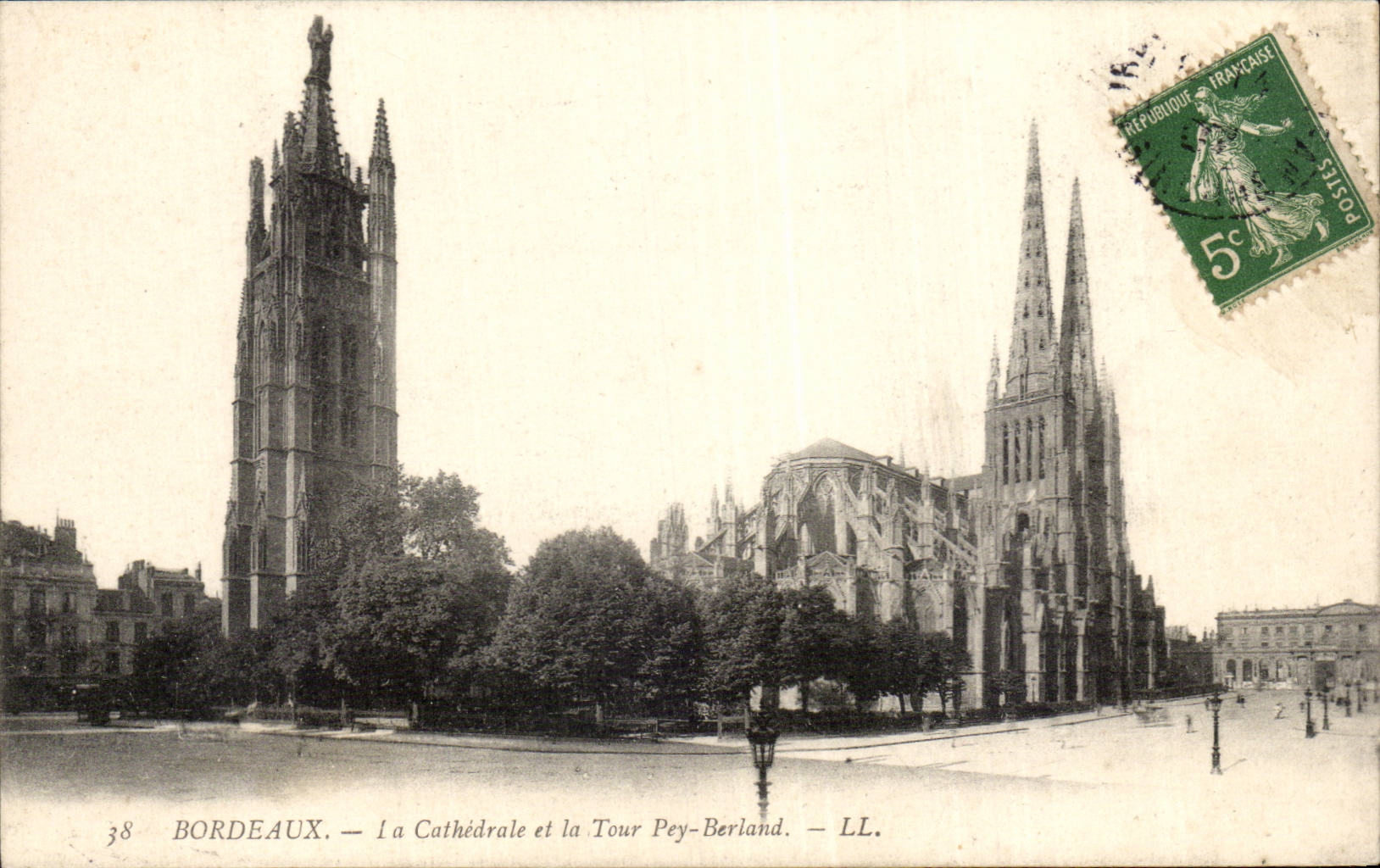Bordeaux CPA La cathedrale et la tour Pey Berland