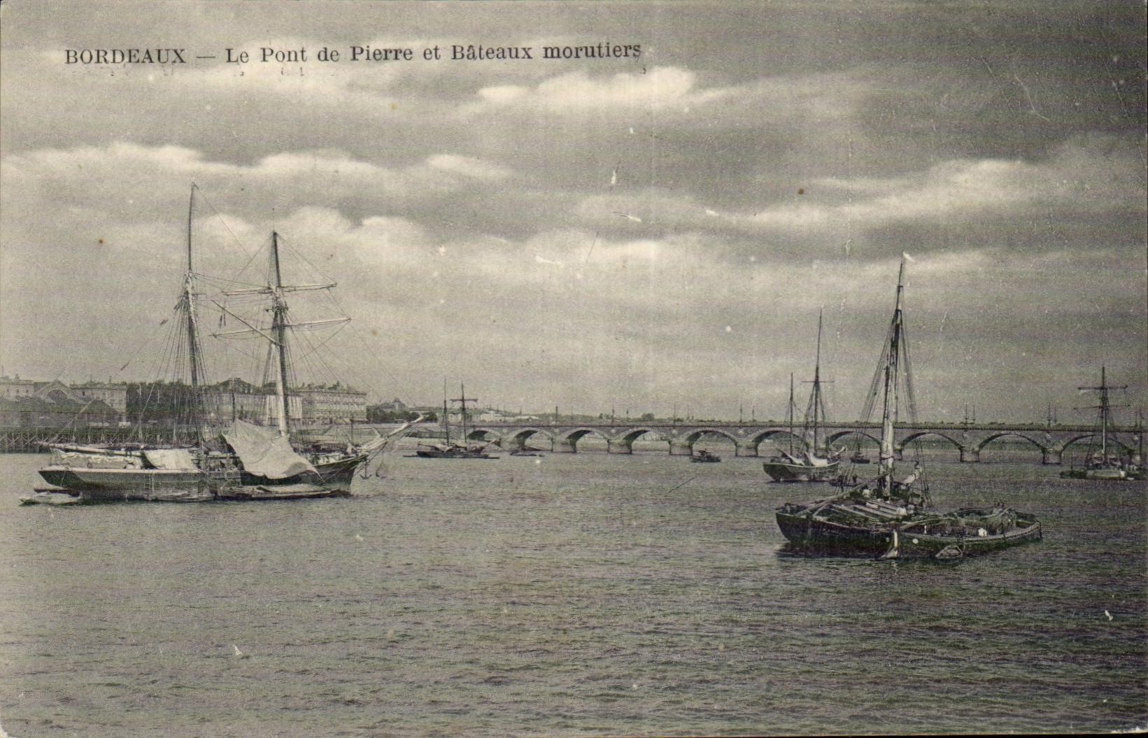 Bordeaux CPA le pont de pierre et bateaux morutiers