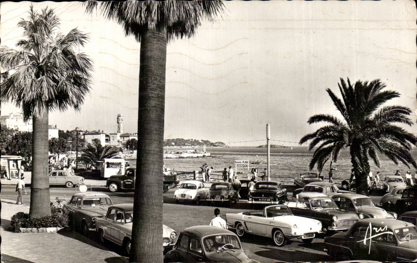 Plage de Saint-Raphaël — vue de la promenade avec voitures — Éditions ARIS n°83